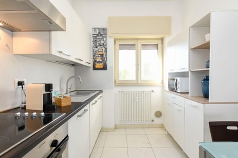 Modern kitchen at Ciao Lago, Desenzano. Marriott quality (2026). With 6+ nights, a complimentary train ticket to Venice! Functionality and style in the heart of Lake Garda.