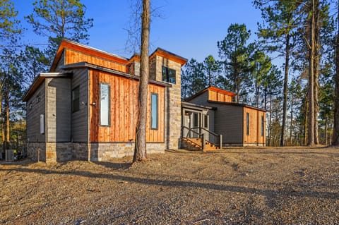 Wine and Shine- Luxury cabin that sleeps 20!