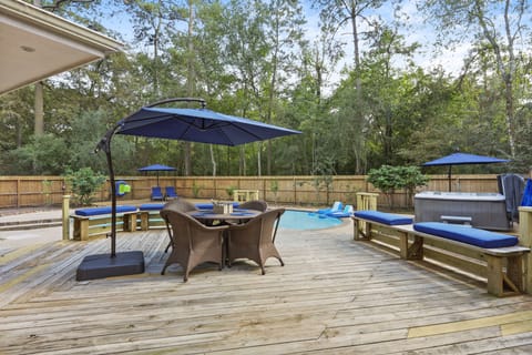 This home offers an amazing backyard with pool (no spa) and no rear neighbors. 