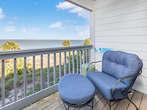 Beachfront Balcony - watch the ships come in!