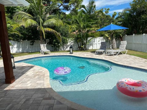 Your Modern Tropical Oasis in Bradenton, Florida