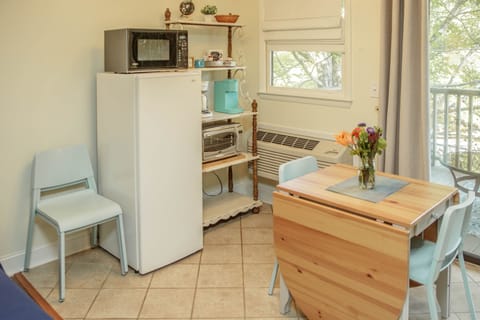 Kitchenette has a fridge, microwave, toaster oven, cooktop and coffeemakers.