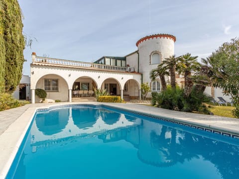 Water, Sky, Plant, Daytime, Property, Cloud, Azure, Swimming Pool, Tree, Building