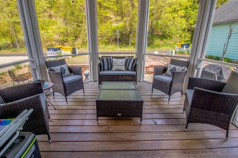 Main Level | Screened in Porch