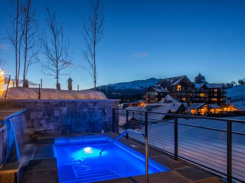 Outdoor hot tubs right on the ski slope