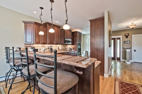 Kitchen bar with 4 bar stools 