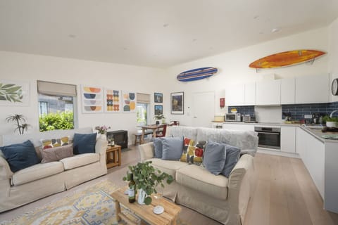 Open plan living for family time - 6 The Dunes, Upton Towans