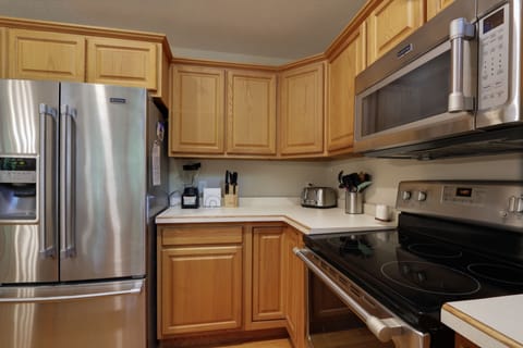 Keurig and Drip Coffee Maker, Blender, Toaster, Blender, Hand Mixer and more!