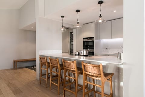 Fully-equipped kitchen with breakfast bar