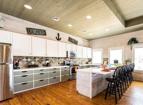 Fully equipped kitchen, stocked with all the cooking utensils you'll need.