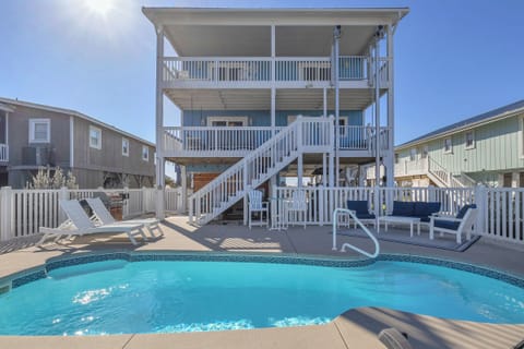 Exterior / Pool - North