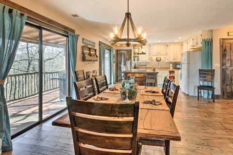 Dining Area | Dishware/Flatware Provided