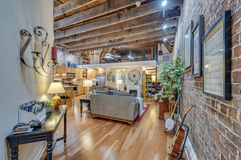 This musically appointed loft will immerse you in the rich history of Bristol musical roots. We are located on State Street, only steps from the Birthplace of Country Music Museum. 