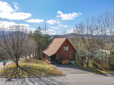 Cabin is in a quiet neighborhood right off the Parkway