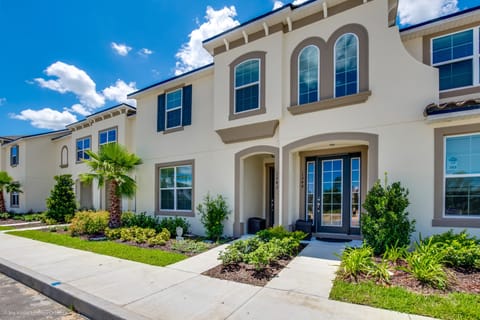 Beautiful 5 bed 4.5 bath townhome located in Solara Resort