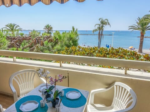 Water, Plant, Furniture, Property, Daytime, Sky, Table, Botany, Light, Green