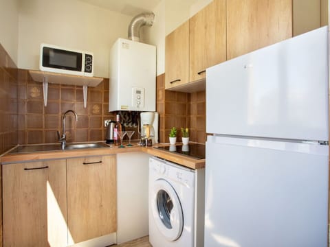 Cabinetry, Kitchen Sink, Laundry Room, Property, Tap, Kitchen Appliance, Sink, Plumbing Fixture, Home Appliance, Washing Machine