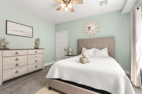 Primary bedroom | Queen bed
