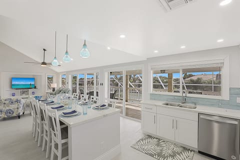 8 seat Quartz topped island kitchen w/ counter height stools, new stainless appl