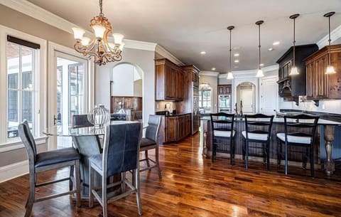 KITCHEN AND BREAKFAST NOOK