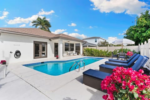 Private Patio with Pool, 4 Chaise Loungers, New Grill, and Patio Dining Table