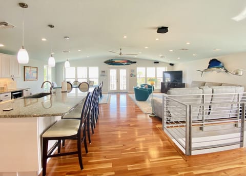 3RD FLOOR LIVING SPACE
OPEN FLOOR PLAN;
KITCHEN, DINING & LIVING AREA
ALL IN ONE