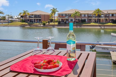 Relax and Unwind- canal side pool
A 'common area'.