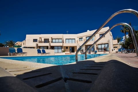 Apt. Tami, Modern 1BDR Apt. in the heart of Ayia Napa with communal pool