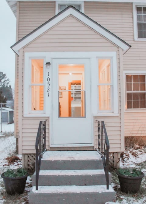 Welcome UP! Snow, rain no worries! Step into the sunroom to enter your door code