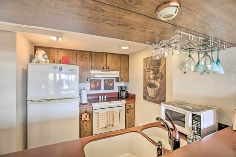 Kitchen | Trash Bags & Paper Towels Provided