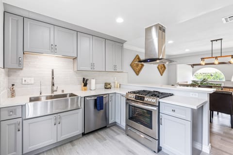 Full Kitchen · Gas Oven · Reverse Osmosis Water Filter