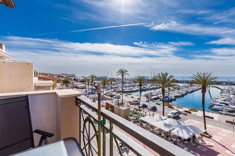 Enjoy a spectacular terrace with views of the marina, the perfect place to relax by the sea. A bright and peaceful space where you can watch the boats, feel the sea breeze, and enjoy unique sunsets. Ideal for outdoor breakfasts, relaxing moments, or special evenings in an exclusive setting by the marina.