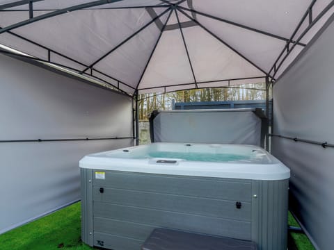 Hot tub | Fairview, Penicuik