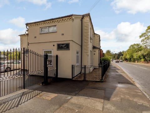 Exterior | Springhill Court, Bewdley