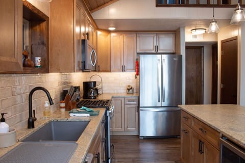 Microwave, dishwasher, beverage fridge, refrigerator w/filtered water, ice maker