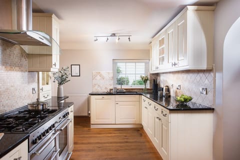 Spacious kitchen, kettle and sink - 3 The Manor, Porthkidney Sands