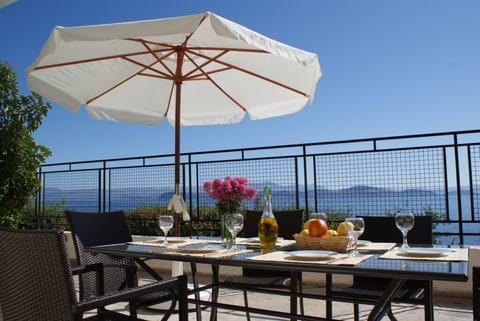 Outdoor dining on Terrace in front of Sunrise 4