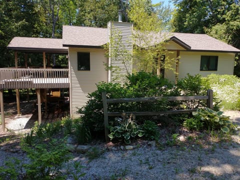 Spacious Home - Large Deck - Woods All Around