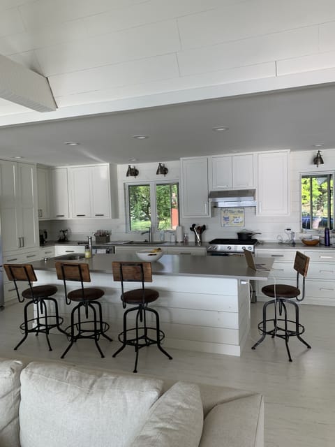 Large gourmet cook's kitchen, fully stocked with all you will need. Gas range