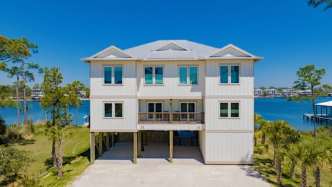 Cotton Bayou Place has 7 bedrooms and 6 bathrooms