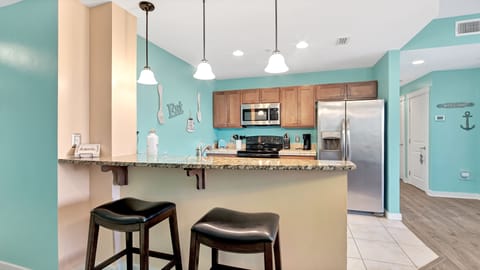 Great breakfast bar space for you to enjoy.