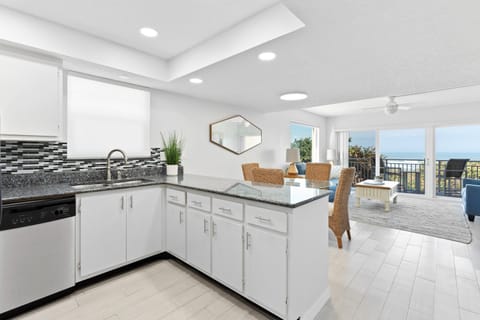 Sleek fully equipeed kitchen with everything you need!