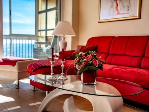 Table, Flower, Couch, Furniture, Property, Plant, Building, Comfort, Picture Frame, Window