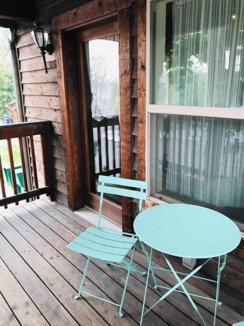 covered deck w/ seating