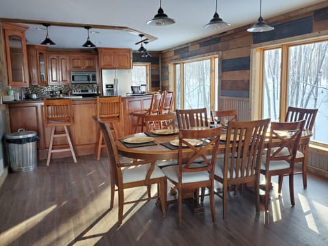 Full kitchen and dining room seating for 14!