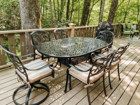 Outdoor dining with seating for 6.