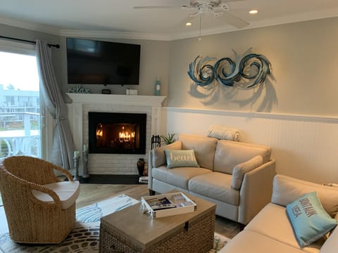 Newly furnished living area w/ smart TV & fireplace (Duraflame logs only please)