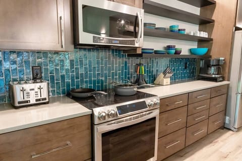 Fully stocked kitchen!