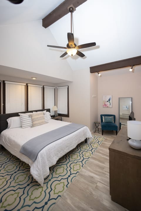 Bedroom with king bed and vaulted ceilings!