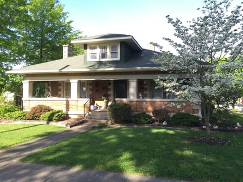 1920s Vintage Bungalow - romantic, cozy, historical retreat in family hood